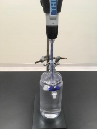 带三通阀的注射器固定在支架上.png